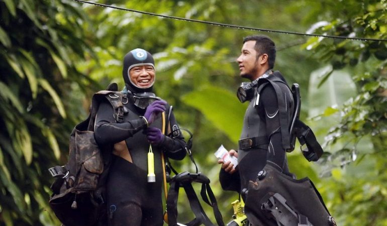 Thailändische Retter bereiten sich für den nächsten Tauchgang vor, zu den 12 Jungen und ihr Fußballtrainer, die 10 Tage in einer Höhle durch Wassermengen eingeschlossen waren. (Foto: dpa)