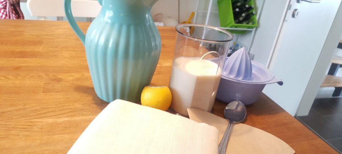 Das brauchst du alles, damit du Quark selbst machen kannst. (Foto: Jasmin Krsteski)