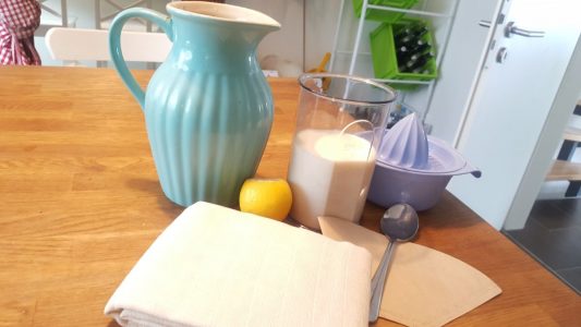 Das brauchst du alles, damit du Quark selbst machen kannst. (Foto: Jasmin Krsteski)