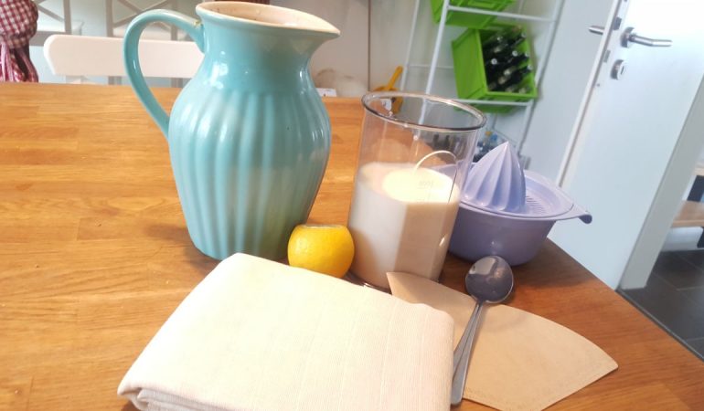 Das brauchst du alles, damit du Quark selbst machen kannst. (Foto: Jasmin Krsteski)
