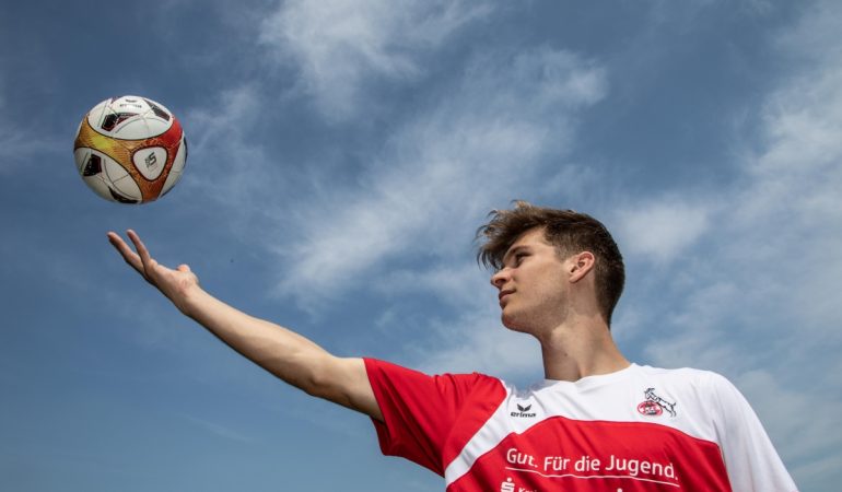 Dominik ist mit 14 Jahren ins Sportinternat gegangen. Mittlerweile spielt er bei der U19-Mannschaft des 1. FC Köln. (Foto: Uwe Weiser)