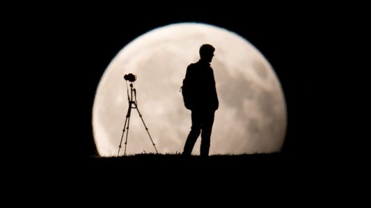 Wenn du die Mondfinsternis fotografieren möchtest, musst du am besten ein Stativ mitnehmen. Foto: dpa