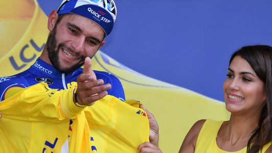 Die 1. Etappe hat am Samstag Fernando Gaviria aus Kolumbien gewonnen, deswegen durfte er sich nach seinem Sieg das Gelbe Trikot des Gesamtführenden überziehen. (Foto: dpa)