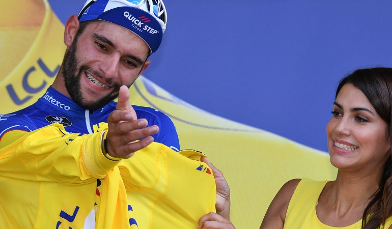 Die 1. Etappe hat am Samstag Fernando Gaviria aus Kolumbien gewonnen, deswegen durfte er sich nach seinem Sieg das Gelbe Trikot des Gesamtführenden überziehen. (Foto: dpa)