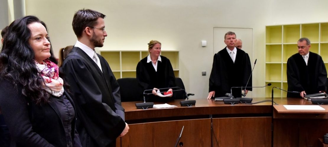 Bis zum Schluss stritt Beate Zschäpe ab, in die Morde der NSU involviert gewesen zu sein. Hier steht die Angeklagte neben ihrem Anwalt Mathias Grasel. Foto: dpa
