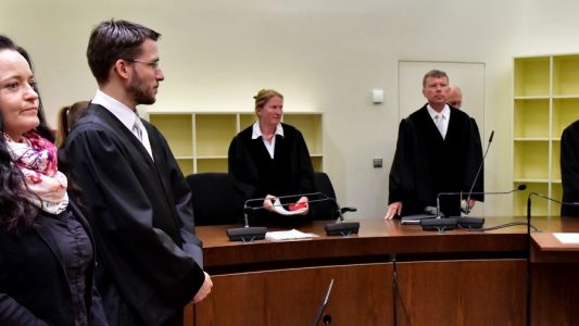 Bis zum Schluss stritt Beate Zschäpe ab, in die Morde der NSU involviert gewesen zu sein. Hier steht die Angeklagte neben ihrem Anwalt Mathias Grasel. Foto: dpa