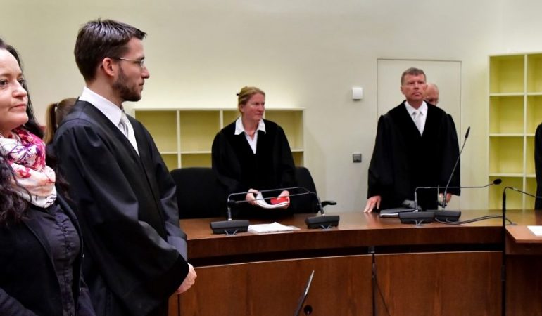 Bis zum Schluss stritt Beate Zschäpe ab, in die Morde der NSU involviert gewesen zu sein. Hier steht die Angeklagte neben ihrem Anwalt Mathias Grasel. Foto: dpa