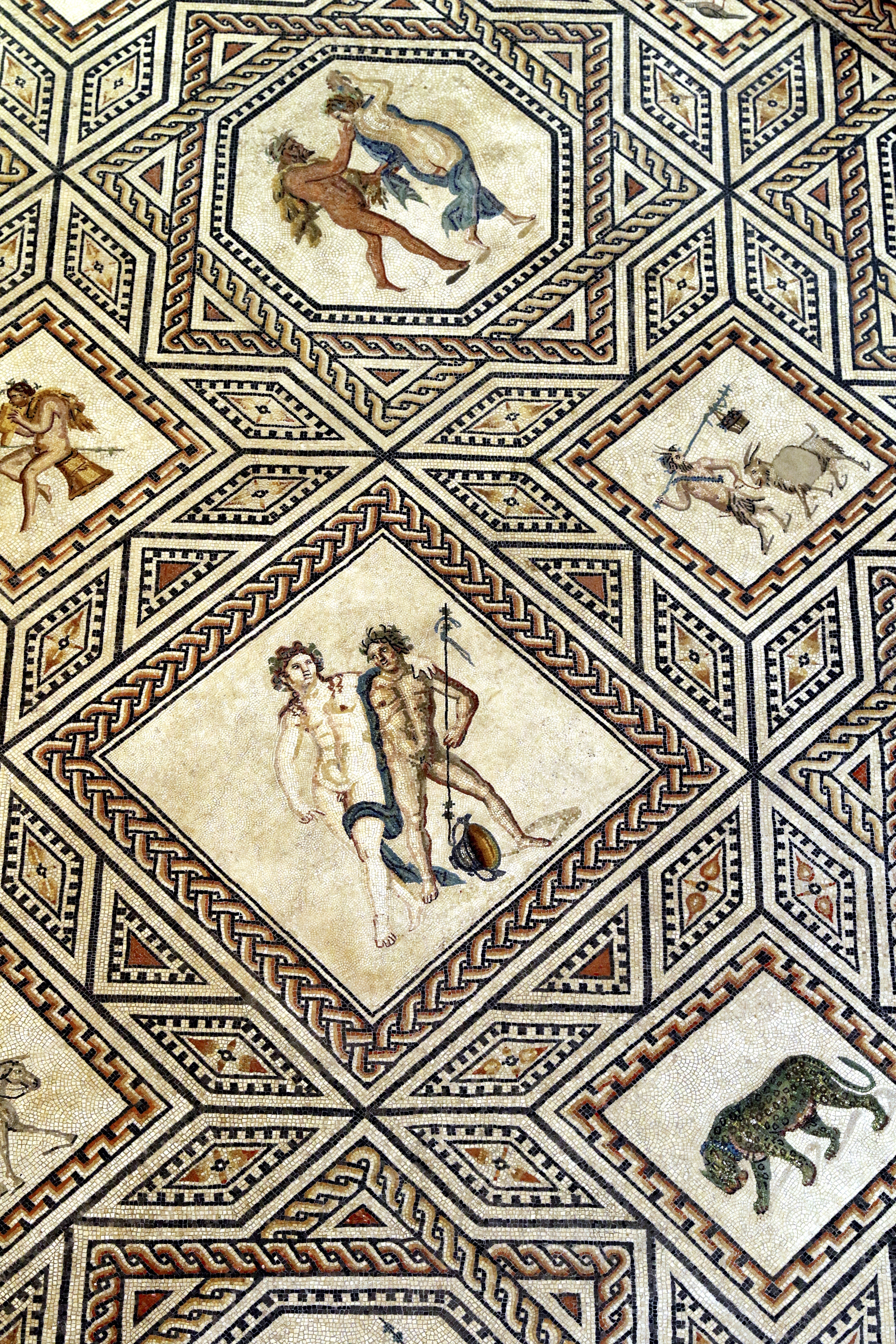 Viele Römer in Köln waren sehr reich. Das Dionysosmosaik war früher in einer Stadtvilla. Das Kunstwerk ist heute im Römisch-Germanischen zu bestaunen. Foto: Michael Bause