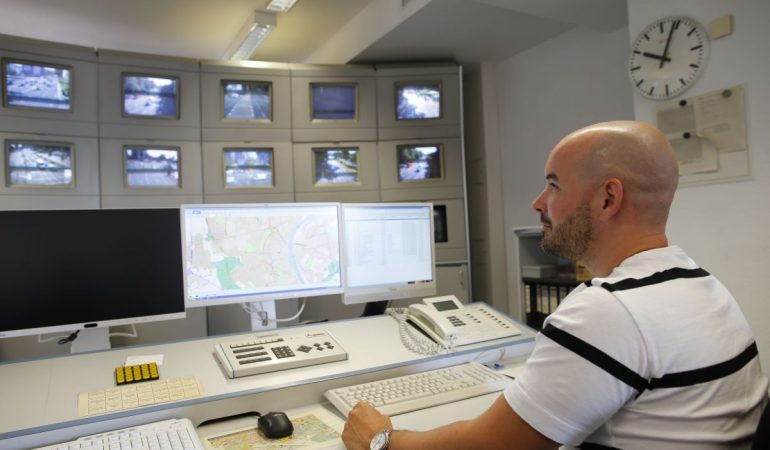 So haben die Mitarbeiter der Verkehrsleitzentrale alles im Blick. (Foto: Thomas Banneyer)