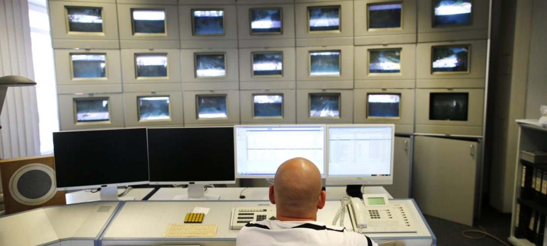 Die Mitarbeiter der Verkehrsleitzentrale in Köln haben den ganzen Verkehr in der Stadt im Blick.