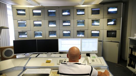 Die Mitarbeiter der Verkehrsleitzentrale in Köln haben den ganzen Verkehr in der Stadt im Blick.