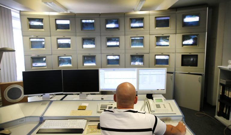 Die Mitarbeiter der Verkehrsleitzentrale in Köln haben den ganzen Verkehr in der Stadt im Blick.