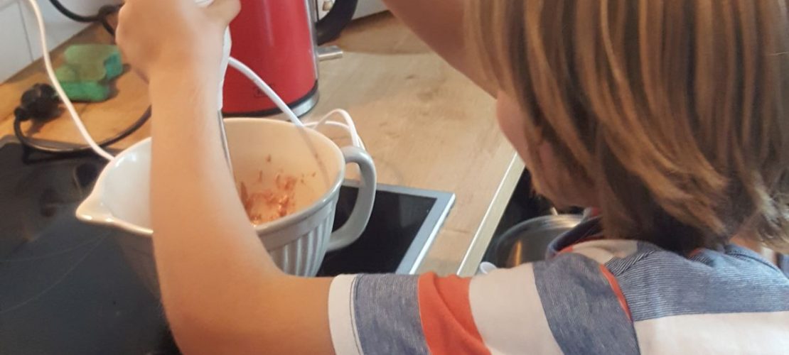 In dieser Folge macht Bo selbst Eis - ohne Eismaschine! (Foto: Krsteski)In dieser Folge macht Bo selbst Eis - ohne Eismaschine! (Foto: Krsteski)