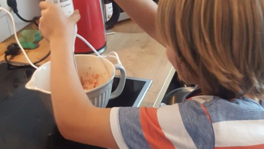 In dieser Folge macht Bo selbst Eis - ohne Eismaschine! (Foto: Krsteski)In dieser Folge macht Bo selbst Eis - ohne Eismaschine! (Foto: Krsteski)