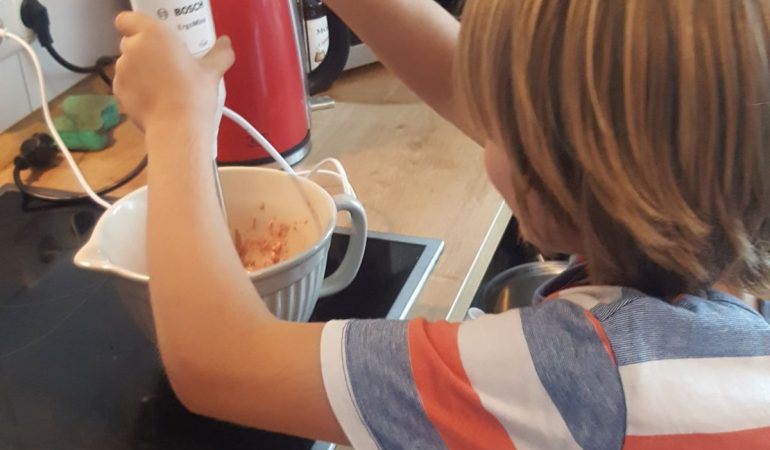 In dieser Folge macht Bo selbst Eis - ohne Eismaschine! (Foto: Krsteski)In dieser Folge macht Bo selbst Eis - ohne Eismaschine! (Foto: Krsteski)