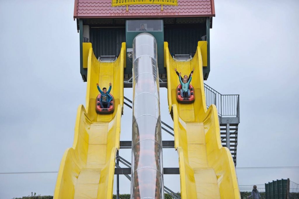 Im Bubeheimer Spieleland ist eine der Attraktionen eine Wasserrutsche, die man mit einem Schlauchboot hinunterfährt. (Foto: Bubenheimer Spieleland)