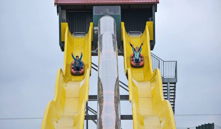 Im Bubeheimer Spieleland ist eine der Attraktionen eine Wasserrutsche, die man mit einem Schlauchboot hinunterfährt. (Foto: Bubenheimer Spieleland)