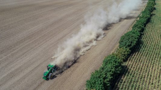 Ein Landwirt drillt Rapssaat in den trocken Boden: In diesem Jahr haben es viele Bauern schwer: Auf den Feldern ist es trocken. (Foto: Patrick Pleul/dpa)