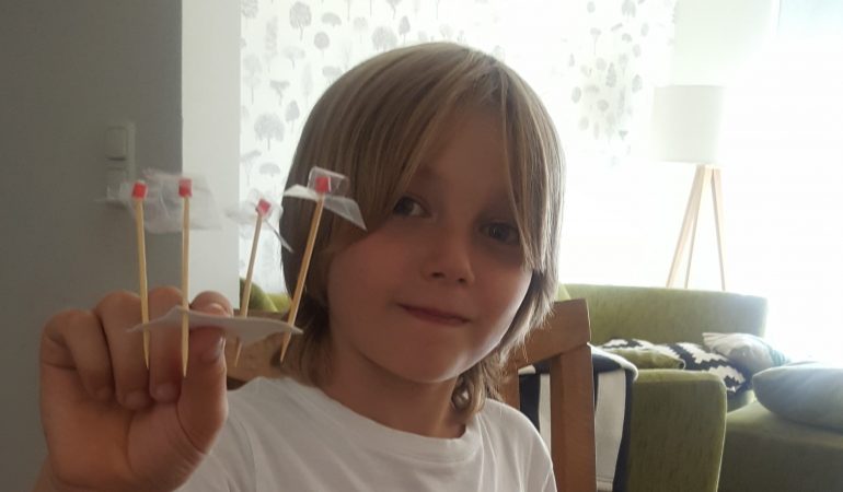 Erst hat der Wasserläufer nicht gehalten, weil das Klebeband falsch saß, aber dann hat es geklappt. (Foto: Krsteski)