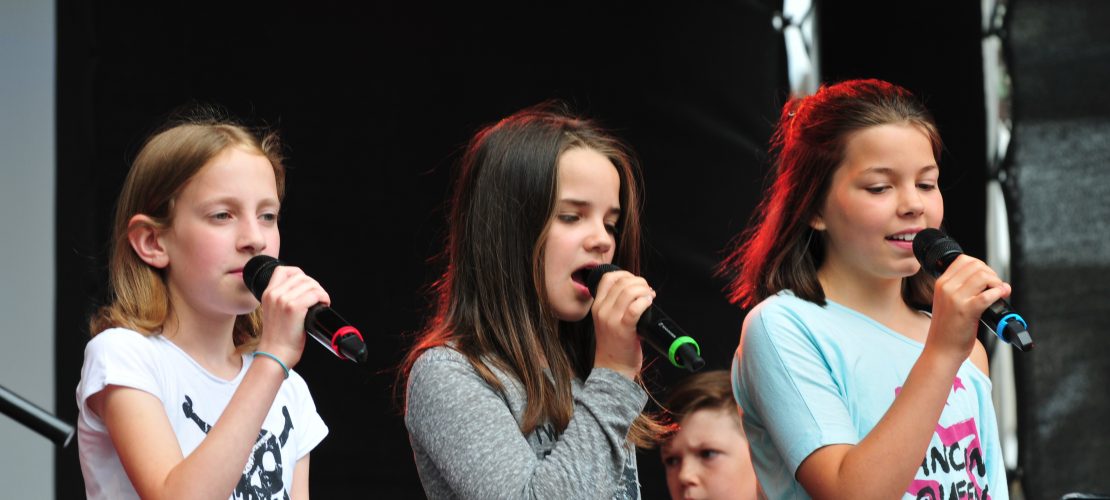 Die Sängerinnen der Kinderband singen normalerweise auch bei den 
