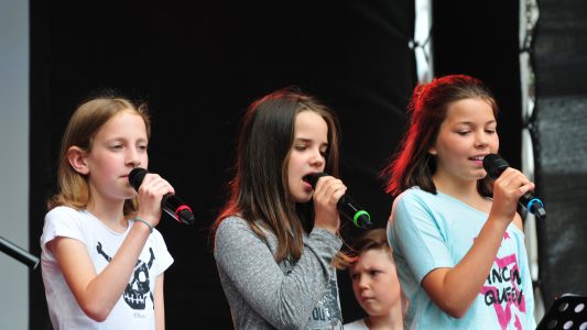 Die Sängerinnen der Kinderband singen normalerweise auch bei den 