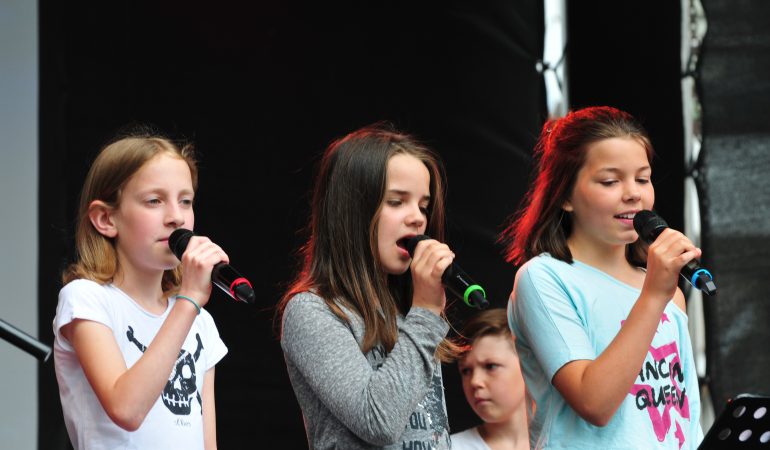 Die Sängerinnen der Kinderband singen normalerweise auch bei den 