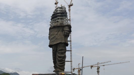 Wenn die Statue mal fertig ist, soll sie Sardar Vallabhbhai Patel darstellen. (Foto: dpa)