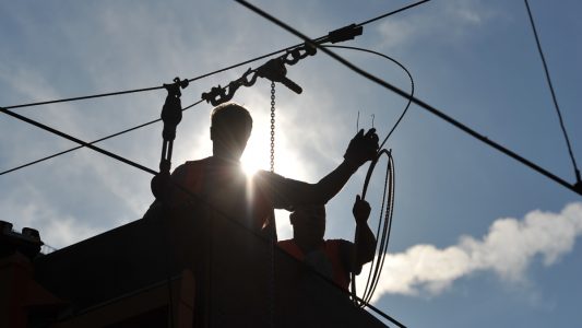 Ein Mädchen aus Neuseeland ärgerte sich darüber, dass man bei bestimmten Bauarbeiten nur an Männer denkt. (Foto: dpa)