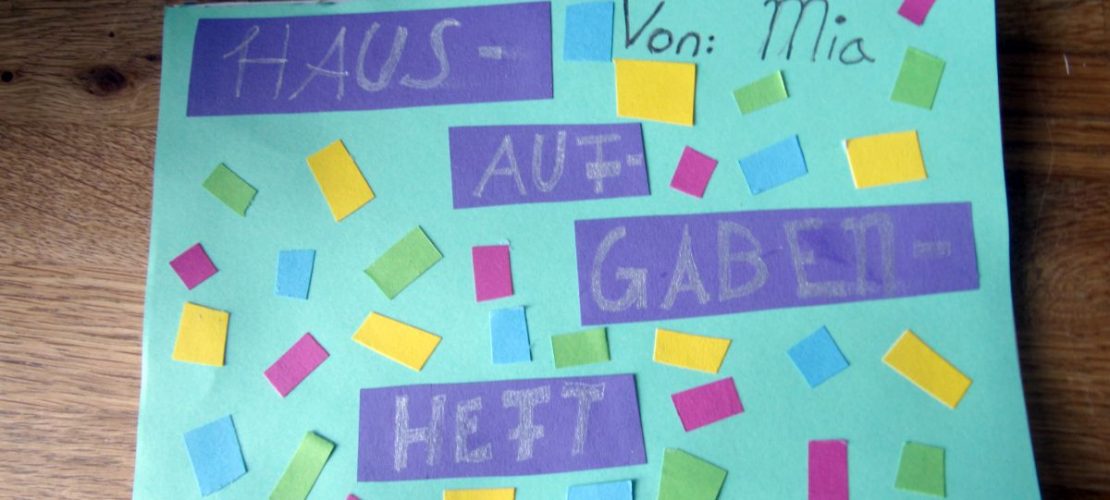 So könnte auch dein Hausaufgaben-Heft aussehen. Foto: Claudia Bonati/dpa