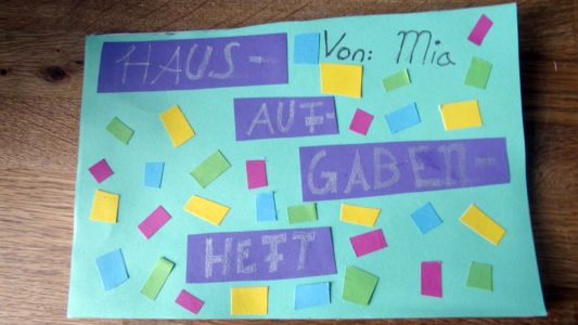 So könnte auch dein Hausaufgaben-Heft aussehen. Foto: Claudia Bonati/dpa