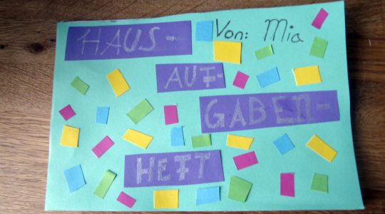 So könnte auch dein Hausaufgaben-Heft aussehen. Foto: Claudia Bonati/dpa