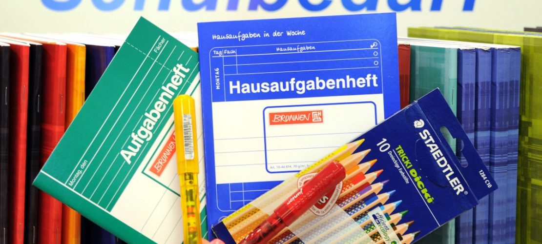 Jedes Schuljahr müssen eine Menge Schulsachen besorgt werden. (Foto: dpa)