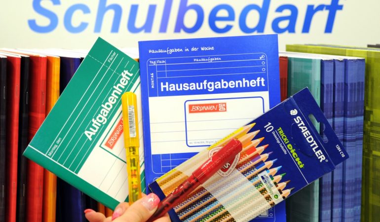 Jedes Schuljahr müssen eine Menge Schulsachen besorgt werden. (Foto: dpa)