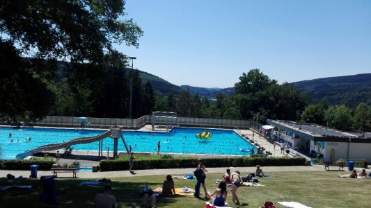 Lennarts Lieblingsbad hat einen tollen Ausblick. (Foto: Panoramabad) Engelskirchen