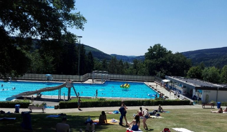 Lennarts Lieblingsbad hat einen tollen Ausblick. (Foto: Panoramabad) Engelskirchen