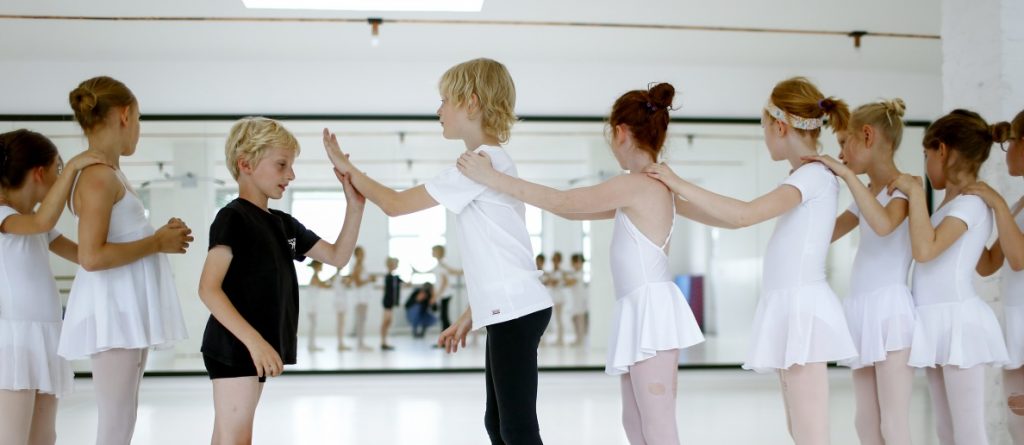Zwei Jungs - so viele Mädchen! Wie fühlt sich das an, wenn Jungs Ballett machen? Foto: Thilo Schmülgen