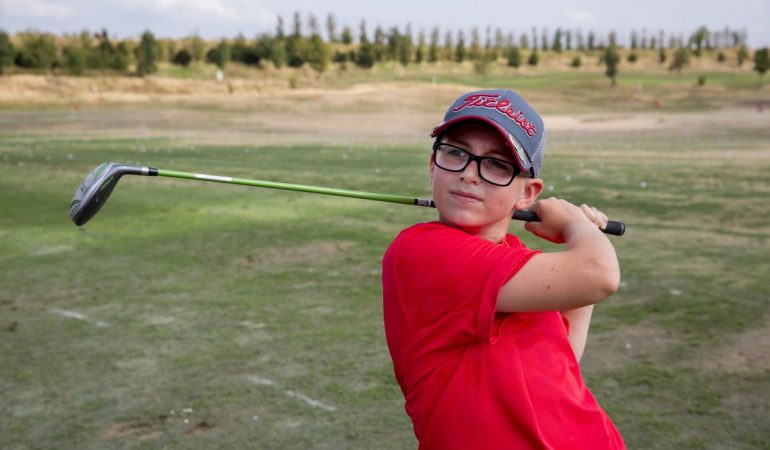 Lion spielt seit einem Jahr Golf. (Foto: Michael Bause)