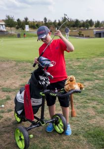 So ein Golf Trolley kann ganz schön schwer werden. Ihn zu ziehen oder zu tragen, gehört zum Training dazu. (Foto: Jenny Wagner)