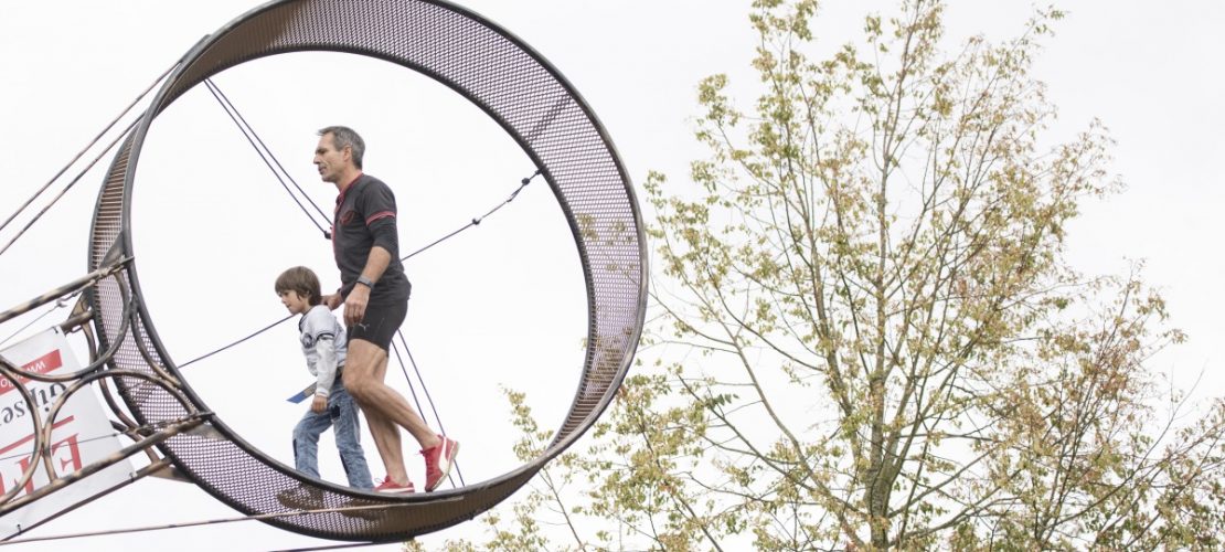 Der Schweizer Hochseilartist, Stuntman und Extremsportler Freddy Nock (r) und sein Sohn Leo verbringen die ersten Minuten zusammen im «Todesrad». (Foto: dpa)