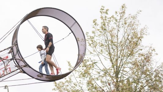 Der Schweizer Hochseilartist, Stuntman und Extremsportler Freddy Nock (r) und sein Sohn Leo verbringen die ersten Minuten zusammen im «Todesrad». (Foto: dpa)