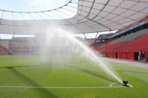 Im Leverkusener Stadion gibt es elf Rasensprenger. (Foto: dpa)