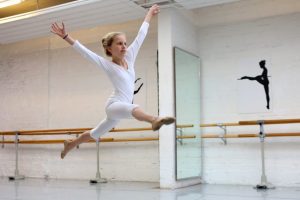 Die neunjährige Greta liebt das Ballett. Welche Sportart magst du? (Foto: Martina Goyert)