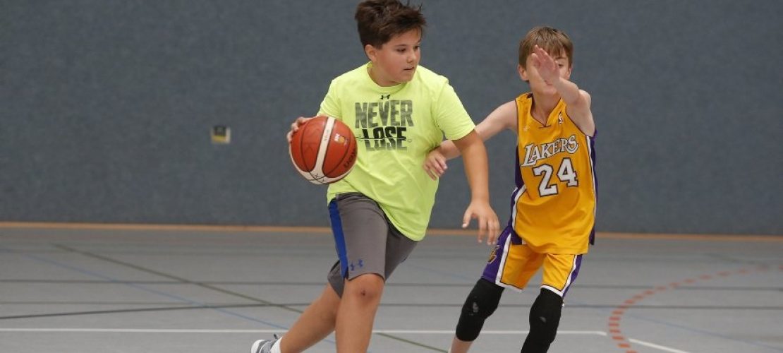 Wer gerne mit anderen Kindern Sport macht, ist beim Ballsport vielleicht richtig. (Foto: Thomas Banneyer)