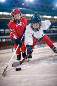 Beim Eishockey geht es mitunter zur Sache. Doch Fairplay ist auch hier angesagt. (Foto: Getty Images/iStockphoto)