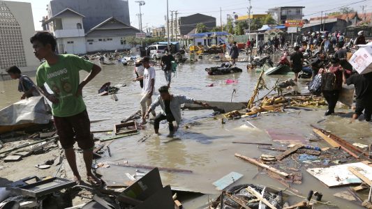 Flutwelle überschwemmt Inselküste in Indonesien