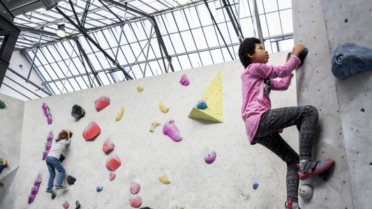 Beim Klettern Freunde finden