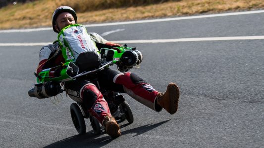 Der Mann mit dem schnellen Bobby-Car