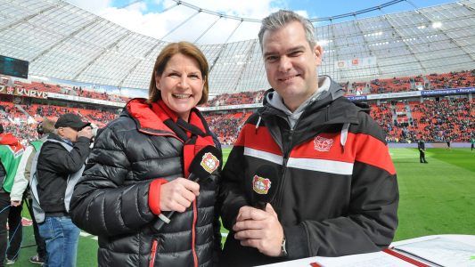 Liebe Fußballfreunde, wir bitten um Ihre Aufmerksamkeit