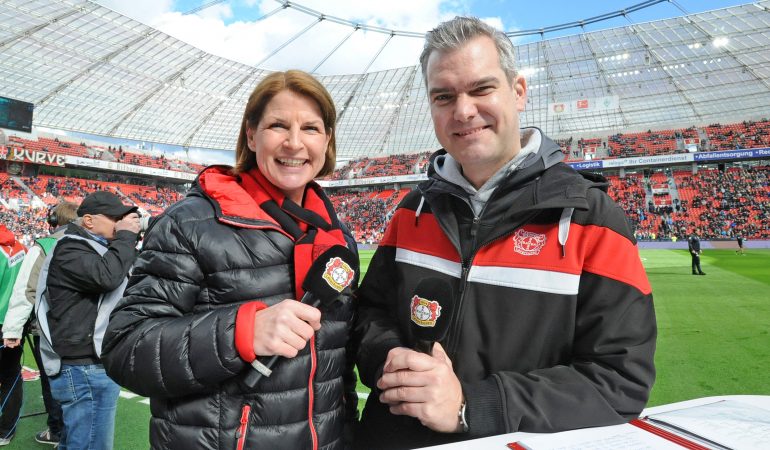 Liebe Fußballfreunde, wir bitten um Ihre Aufmerksamkeit