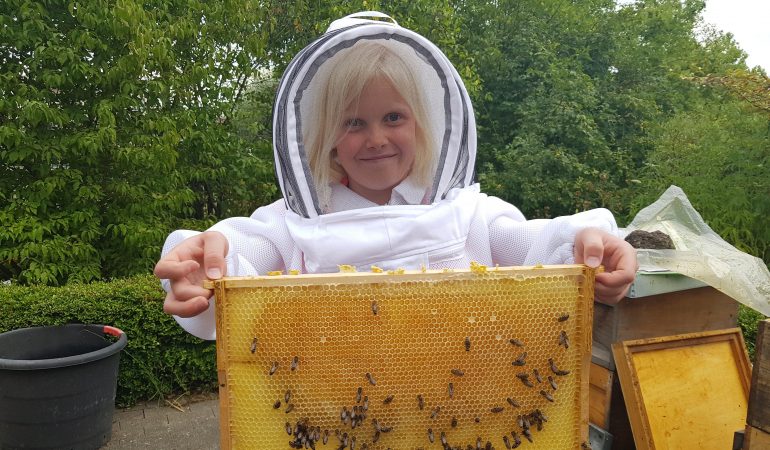 Milla nimmt dich mit zu den Bienen